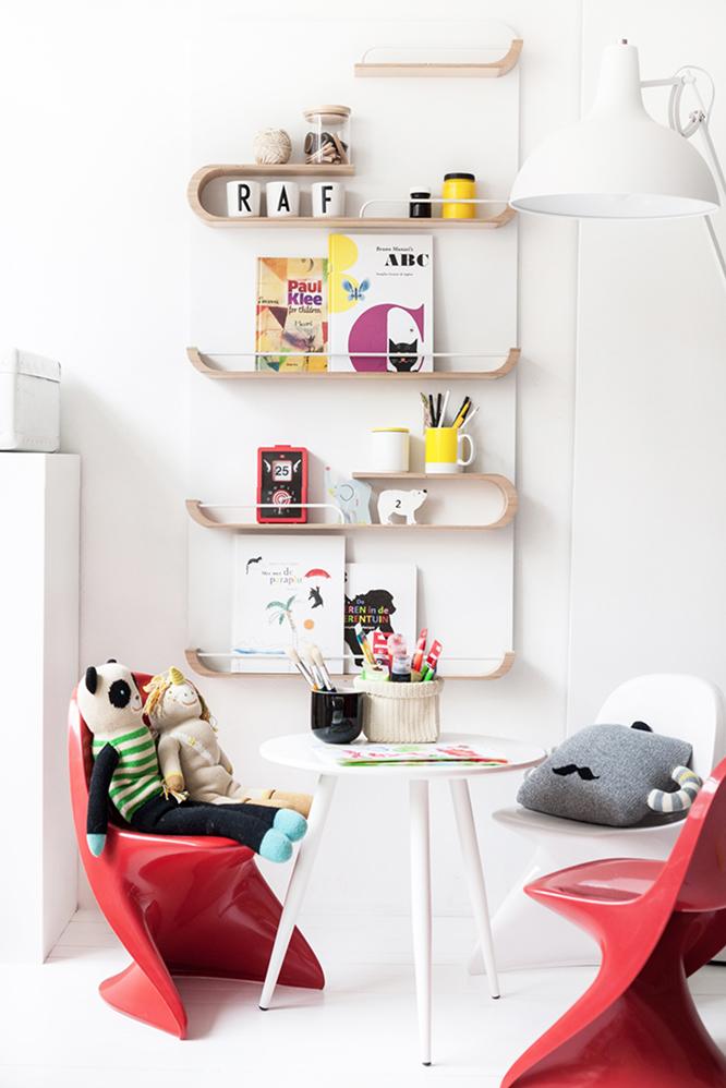 建築家夫婦が手がける、子どもへの配慮がうれしい壁掛け棚「XL shelf