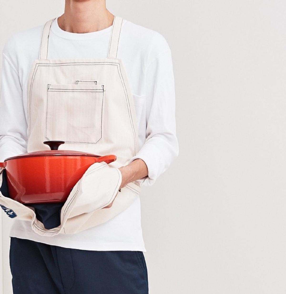 鍋つかみ×エプロンのアイディアが秀逸。作業着をベースにした、機能性 