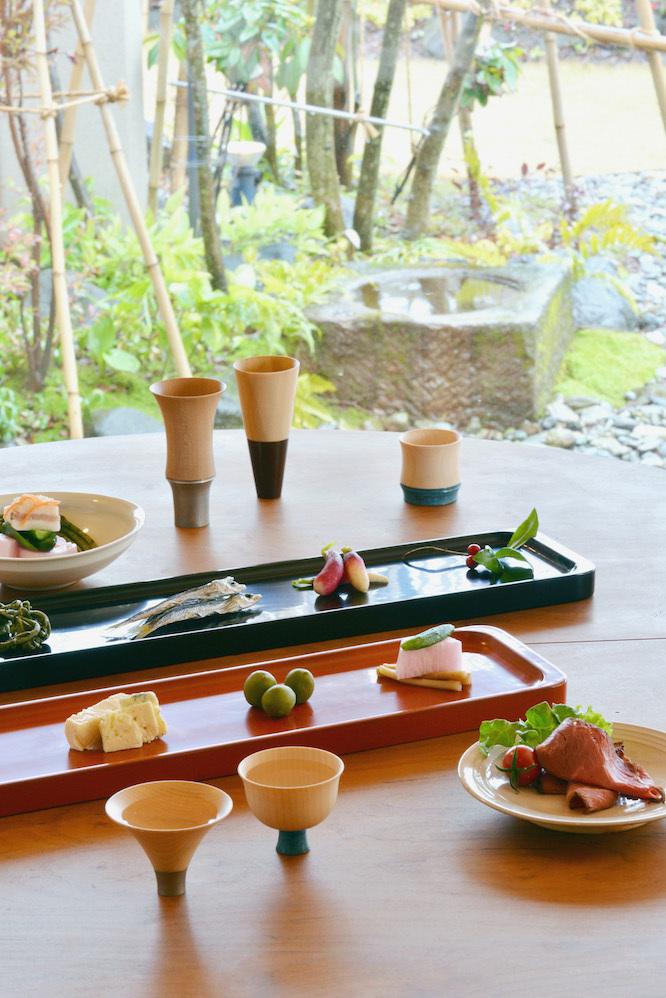 富山県高岡市の職人が作る、木と金属を組み合わせたユニークなぐい呑み