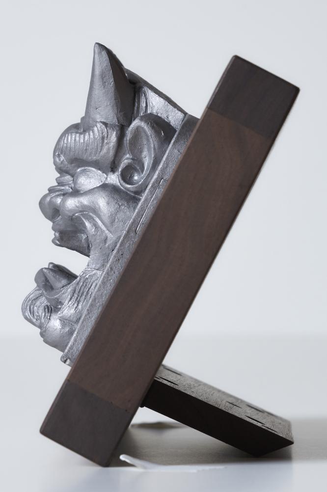 9人の職人がそれぞれ異なる表情を製作。室内に飾る「鬼瓦家守