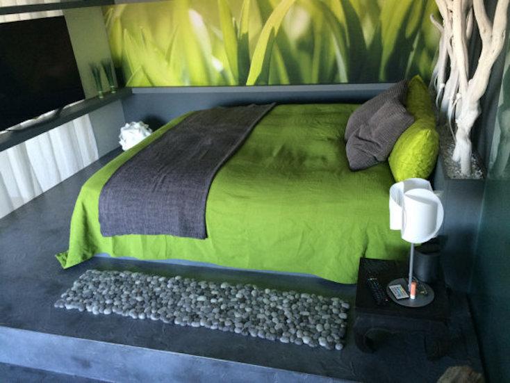 フェルトラグ 石デザイン 長方形 石の上に寝そべる」ように。フェルト素材でできた石がモチーフのラグ