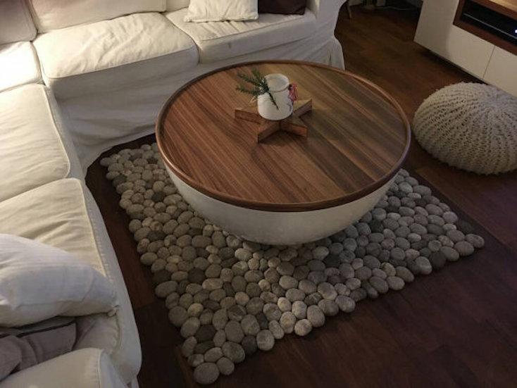 石の上に寝そべる」ように。フェルト素材でできた石がモチーフのラグ