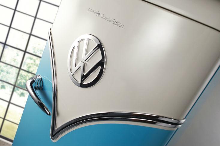 VWのワーゲンバスを彷彿とさせる冷蔵庫。大胆な一枚ドアが VWのワーゲンバスを彷彿とさせる冷蔵庫。大胆な一枚ドアが