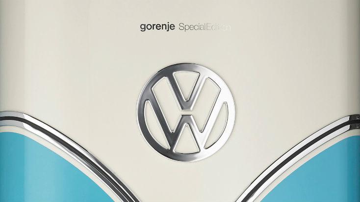VWのワーゲンバスを彷彿とさせる冷蔵庫。大胆な一枚ドアがキッチンで