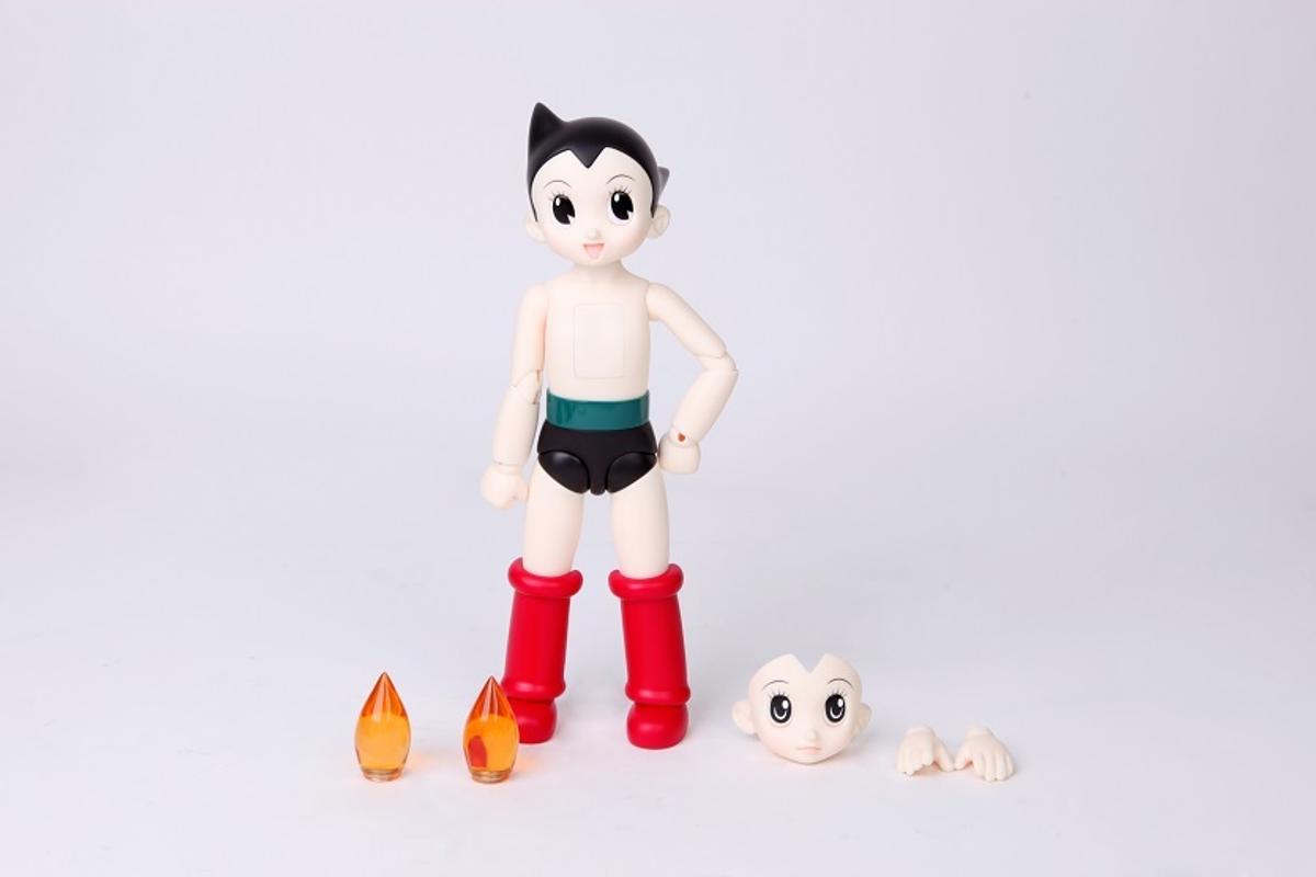約25cmの「鉄腕アトム」フィギュアが登場。胸のメカ部分も忠実に再現 