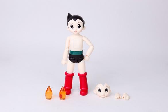 約25cmの「鉄腕アトム」フィギュアが登場。胸のメカ部分も忠実に再現 