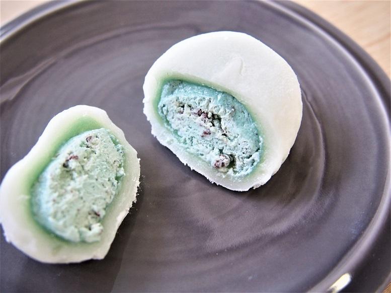 半冷凍にしてもおいしい。セブンイレブンの『もちとろチョコミント