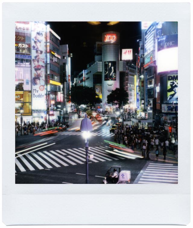 フィルムカメラこそ「スクエア」写真を。レトロでも賢い「Lomo'Instant