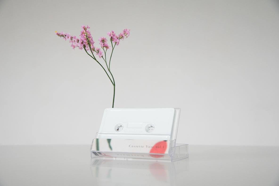カセットテープが、インテリアにもなる花瓶に変身 | ROOMIE（ルーミー）