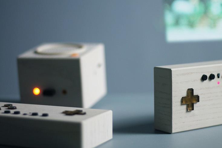まるでラジカセ。10,000以上のゲームが収納できる、持ち運び可能な