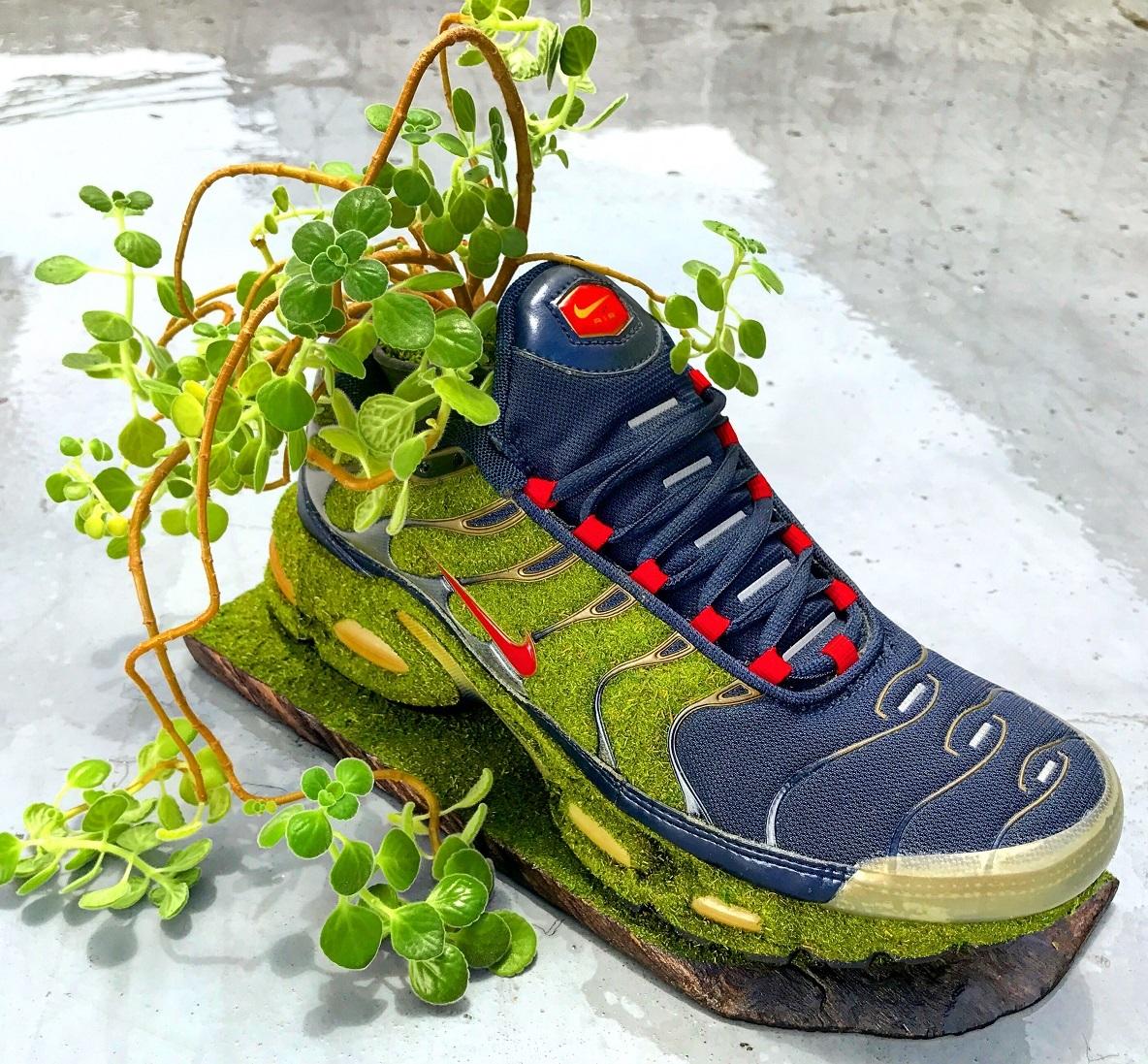 これは斬新。履かなくなったスニーカーに緑を加えて甦らせる | ROOMIE