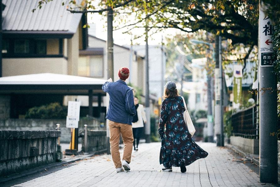 この日はガールフレンドとのデートの予定が入っていたのだが、聞くところによれば彼女ともネットで知り合ったのだという