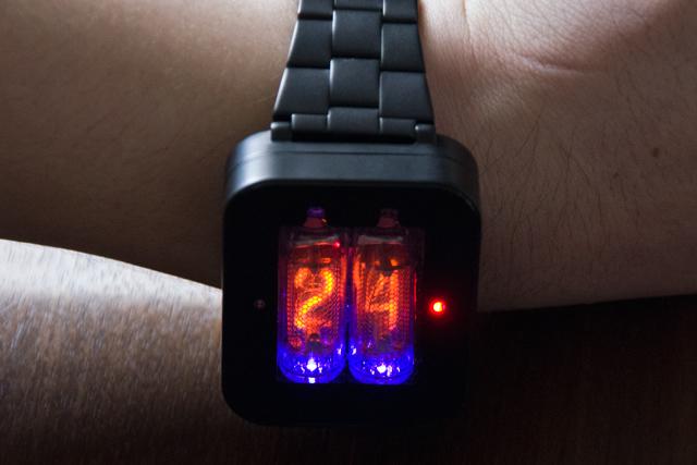 柔らかな光を放つニキシー管腕時計「nixie watch」は、粋を体現