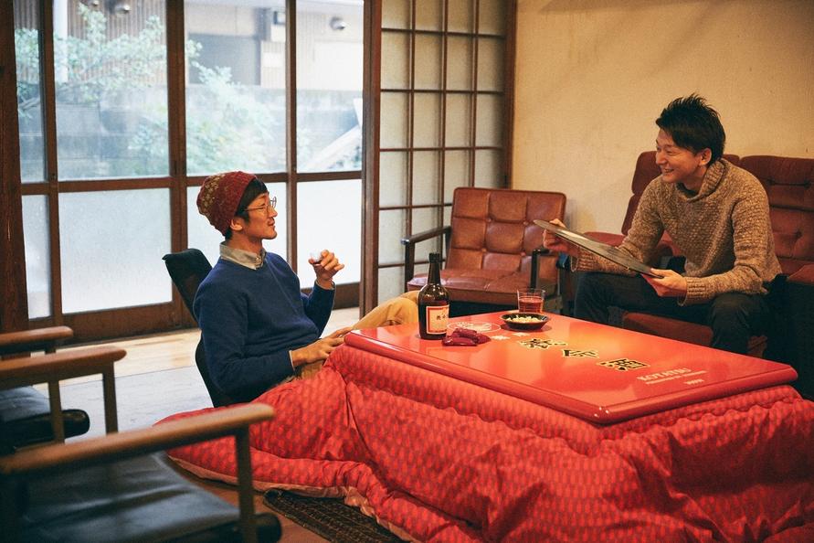 シェアハウスの中心に佇む、この真っ赤なこたつ、実は