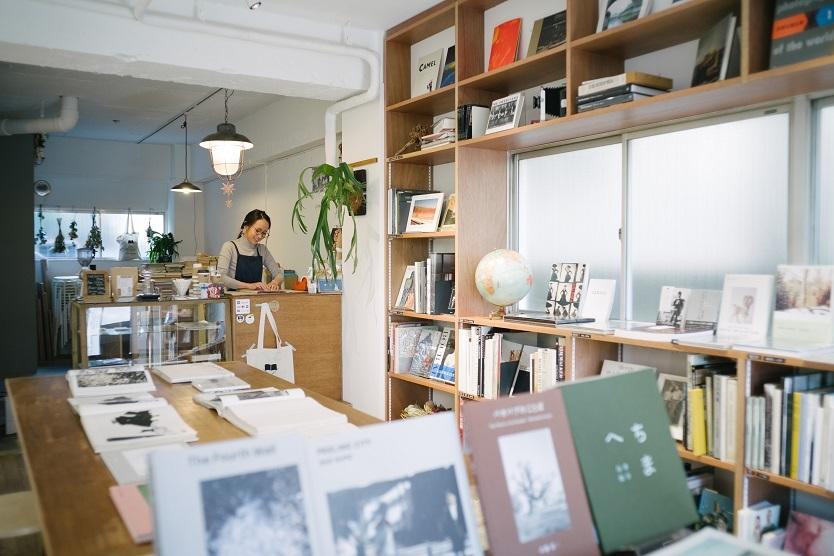 井の頭公園を越えた先に佇む、写真集を五感で楽しむ本屋「book obscura」（吉祥寺） | ROOMIE（ルーミー）