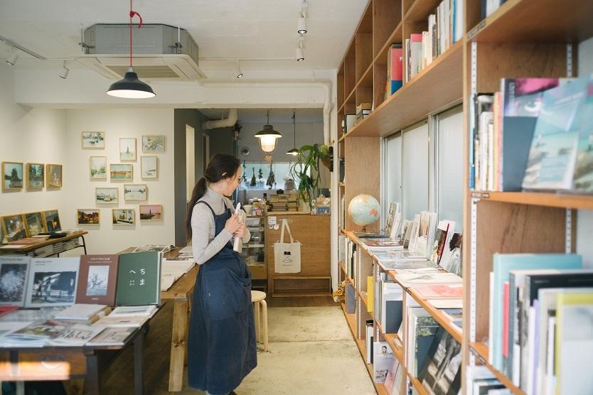 井の頭公園を越えた先に佇む、写真集を五感で楽しむ本屋「book obscura」（吉祥寺） | ROOMIE（ルーミー）