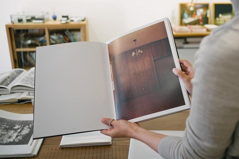 井の頭公園を越えた先に佇む、写真集を五感で楽しむ本屋「book