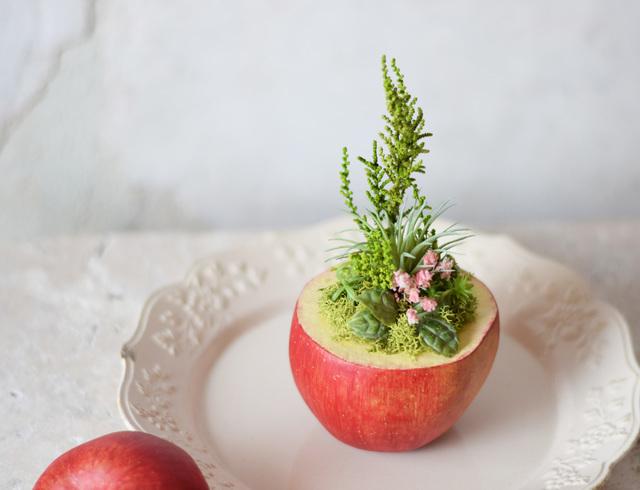 リアルすぎるリンゴが、部屋を華やかに彩る。手作りで仕上げたデザイン