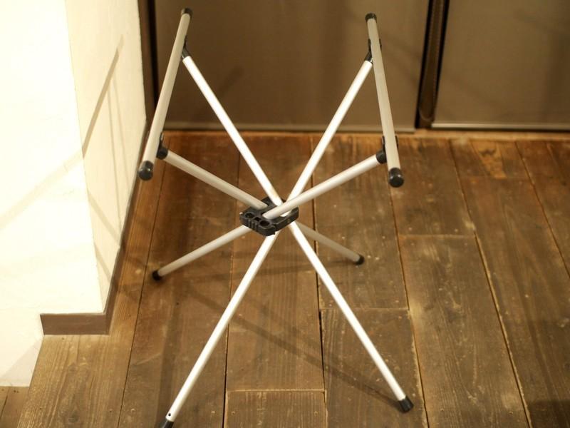 組み立て10秒のスタンドで、デスクをカンタンDIY｜アウトドアな