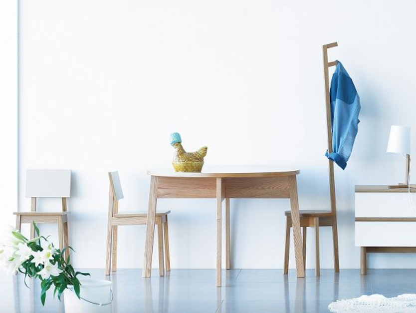 イデーのコートハンガーはスツールとしても使えちゃう！ 何だかキリン  