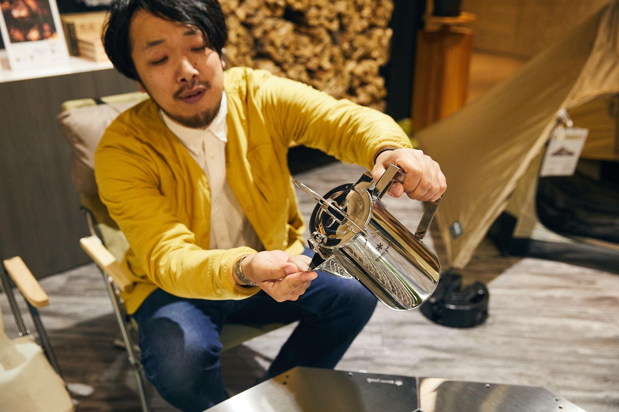 スノーピークのケトルは焚火も炭火もOK！ 汚すほど味が出るのも嬉しい