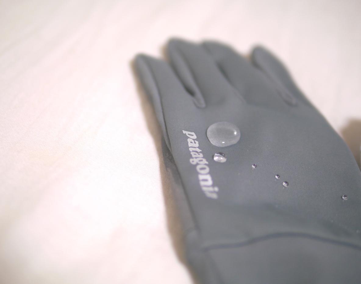 パタゴニアの手袋は冬の相棒よ。防風撥水防臭にスマホ使用もできる