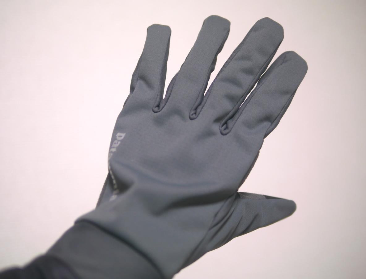 パタゴニアの手袋は冬の相棒よ。防風撥水防臭にスマホ使用もできる