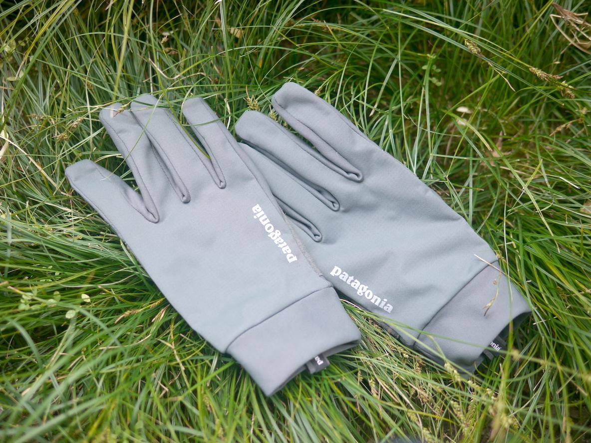 パタゴニアの手袋は冬の相棒よ。防風撥水防臭にスマホ使用もできる