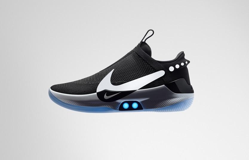 とうとう未来がやってきた！Nikeの新作シューズには、モーターと