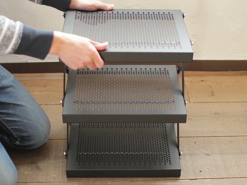 収納時、厚さ10センチ！ キャンパー御用達メーカーのラックは
