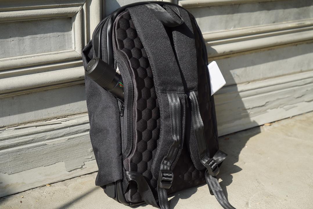 WEXLEYの｢URBAN BACKPACK｣は防犯性と機能性を追求したシンプルなバックパック | ROOMIE（ルーミー）