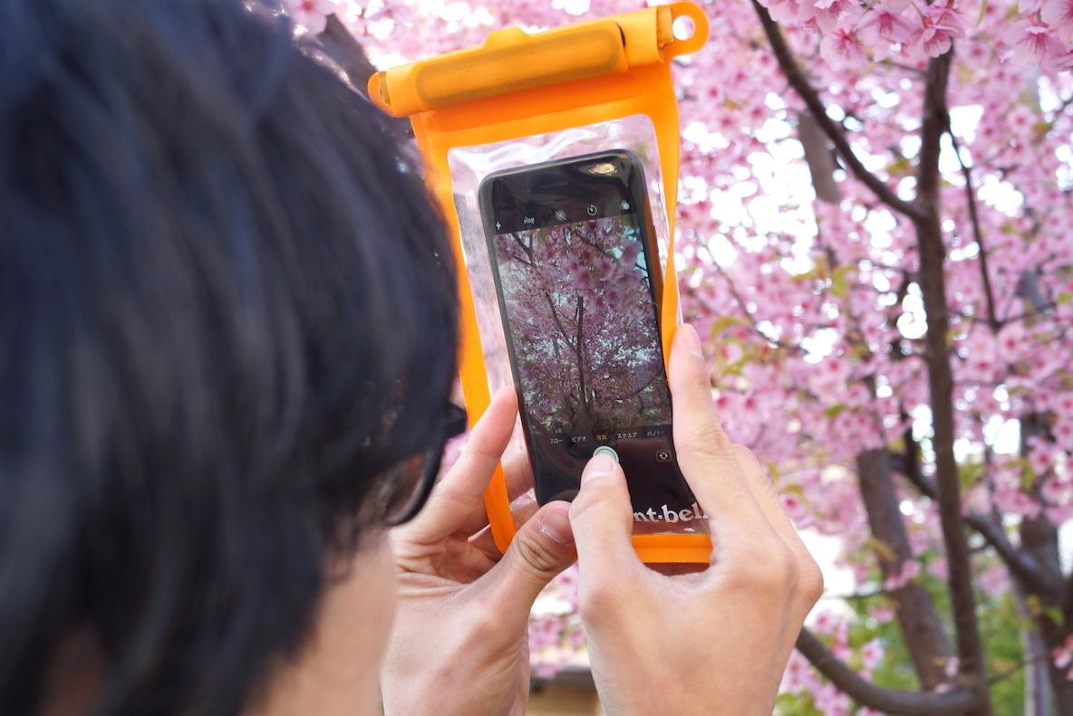 モンベルのドライポーチで、スマホを雨から完全ガード！ そのまま写真