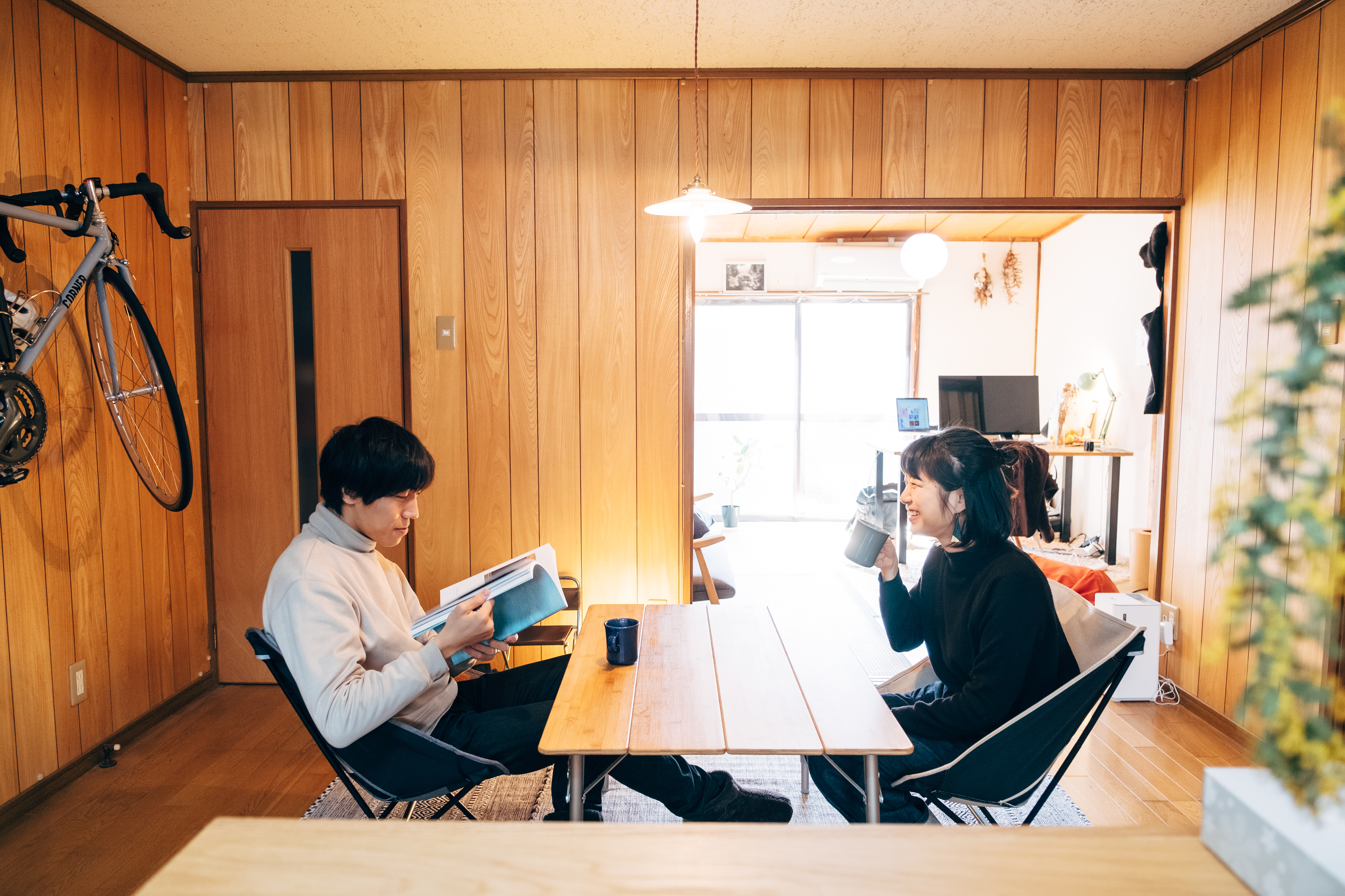 Helinoxもアウトドアテーブルも部屋で使う。DIYにも親しむクリエイター