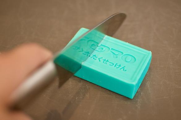 話題のウタマロ石鹸 100均の組み合わせでqol爆上がり シャツの黒ずみを狙い撃ちできるゾ マイ定番スタイル Roomie ルーミー