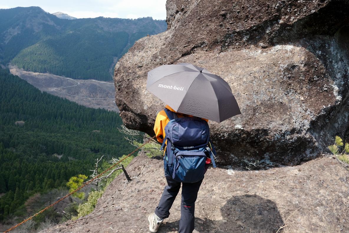 モンベルの登山スペックの折りたたみ傘は、iPhoneXより軽いから