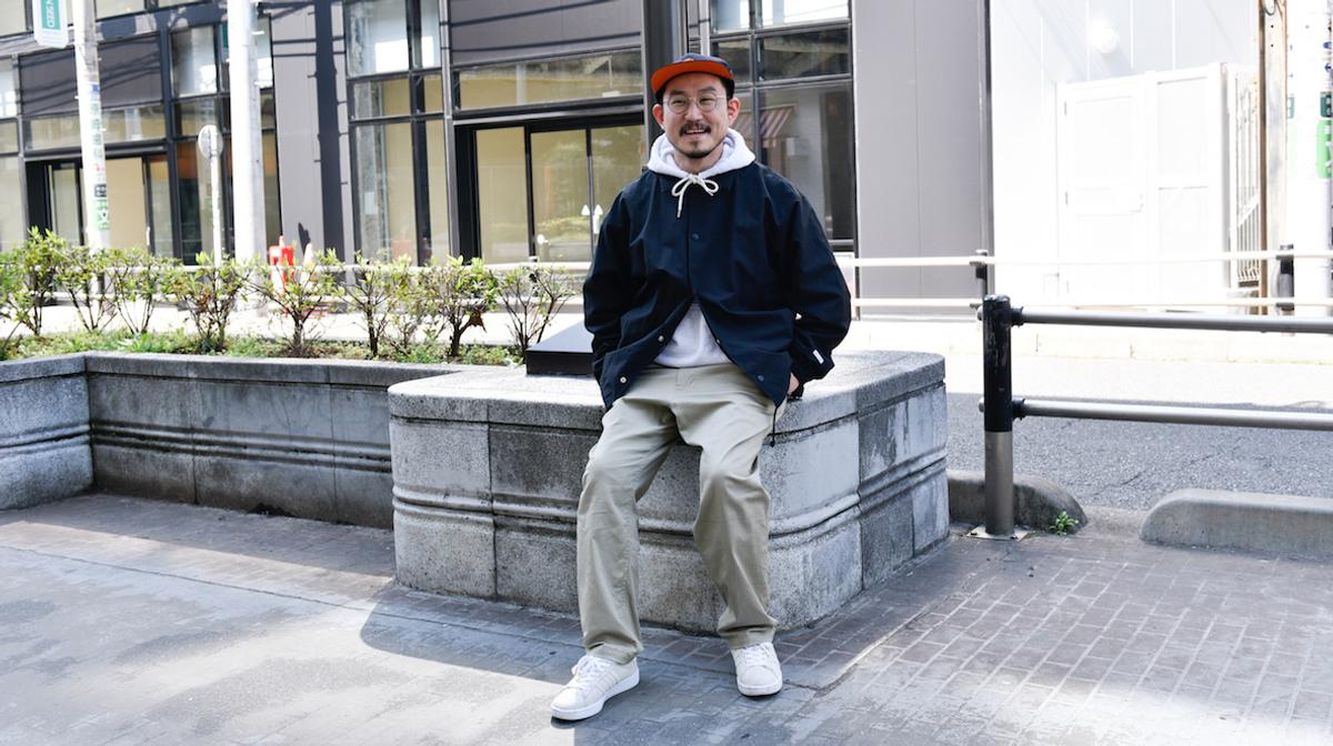 絶妙なゆったりシルエット…。ヘリーハンセンの新作チノパンは、はっ水 