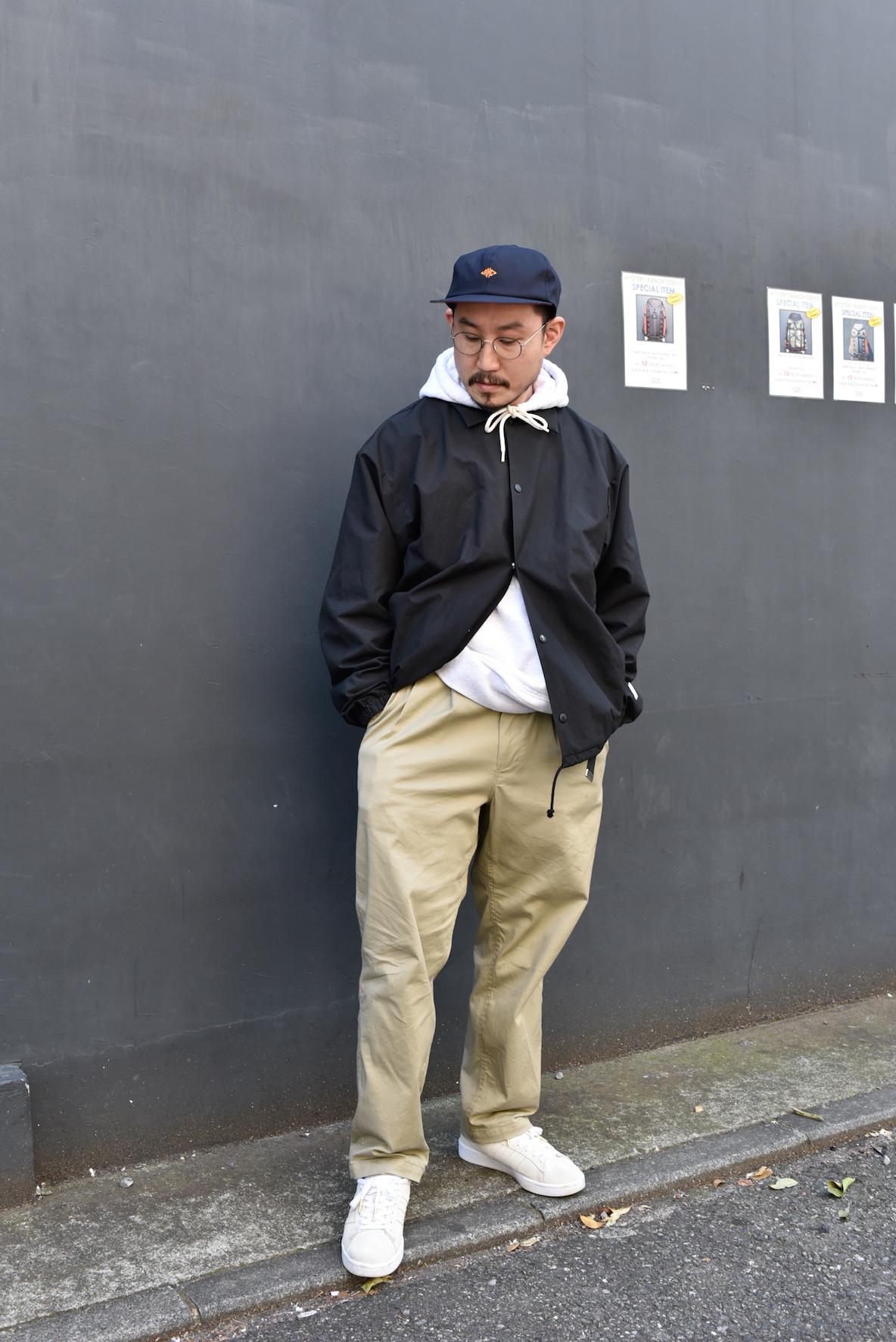 絶妙なゆったりシルエット…。ヘリーハンセンの新作チノパンは、はっ水