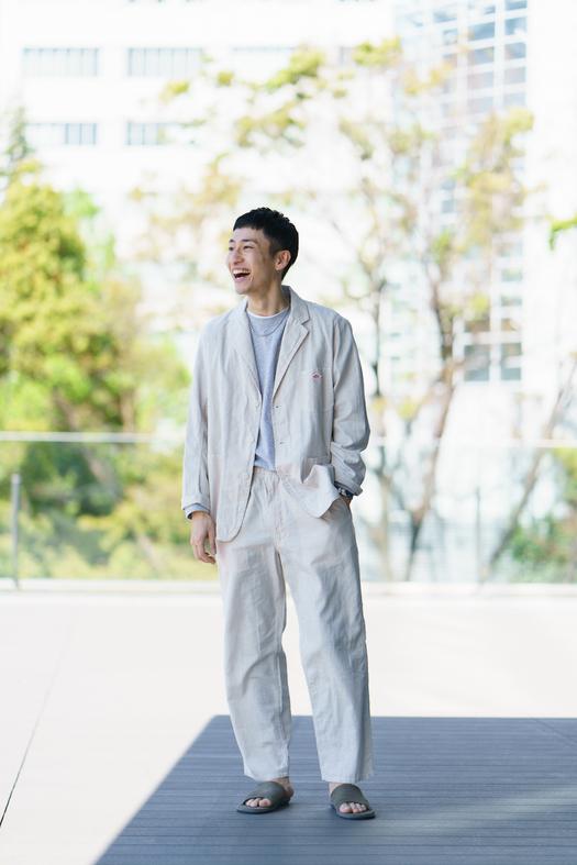 BEAMS×DANTONの別注セットアップ。プレスの田中さん、サンダル合わせて 