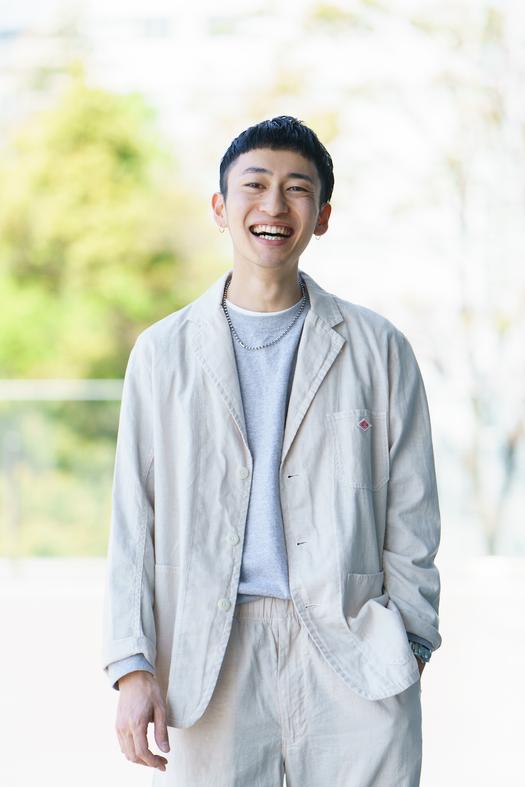 BEAMS×DANTONの別注セットアップ。プレスの田中さん、サンダル合わせて 