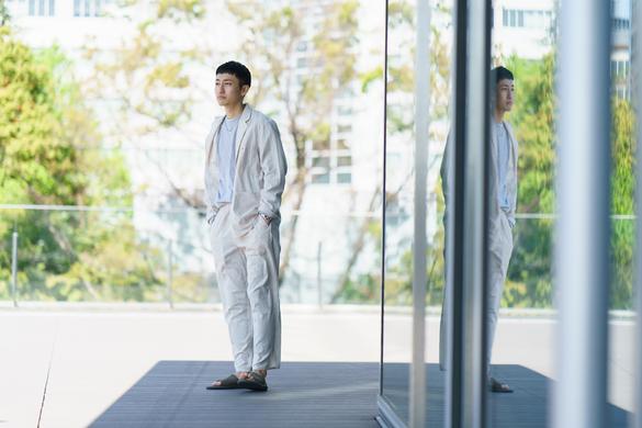 BEAMS×DANTONの別注セットアップ。プレスの田中さん、サンダル合わせて 