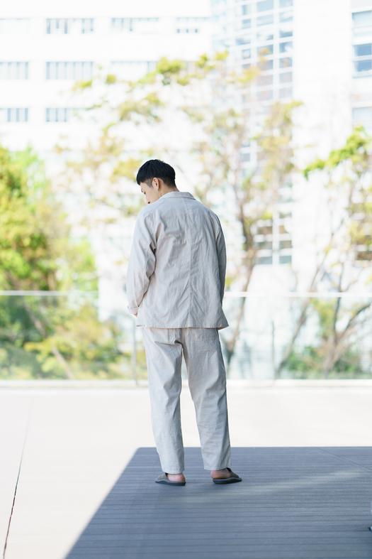 BEAMS×DANTONの別注セットアップ。プレスの田中さん、サンダル合わせて 