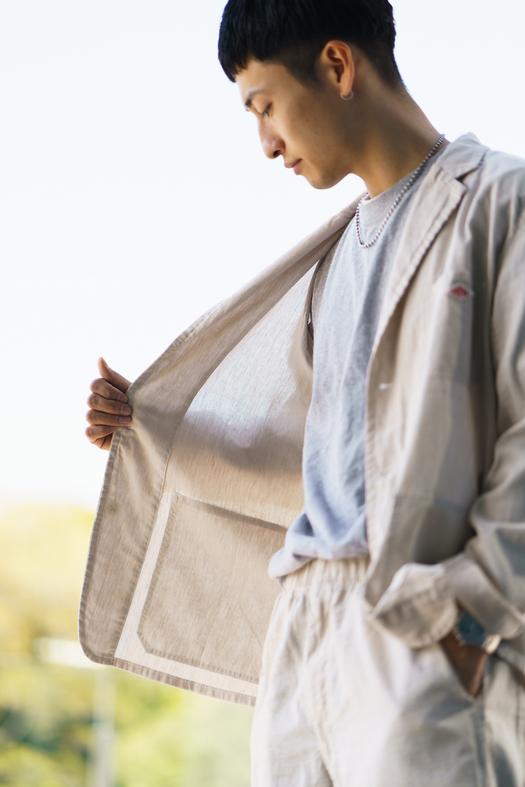 BEAMS×DANTONの別注セットアップ。プレスの田中さん、サンダル合わせて 
