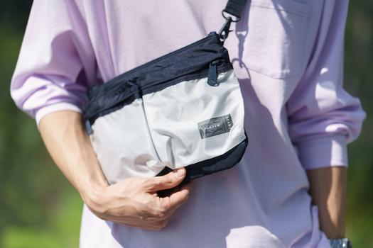 PORTER×BEAMSのサコッシュは“次世代ミニバッグ”を牽引する!?プレスの 