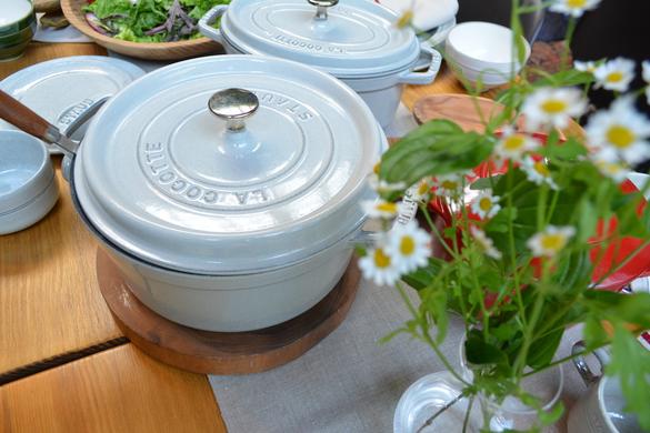 ストウブから、どんな料理にも合う新シリーズが登場！無水調理は節約に 