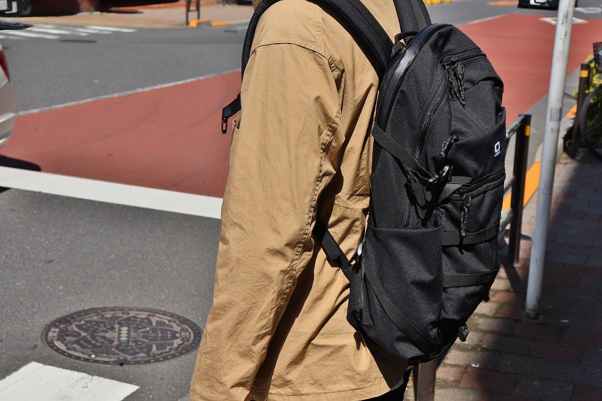 バックパックはOGIO。機能性とデザインはもちろん、被らないのがいい