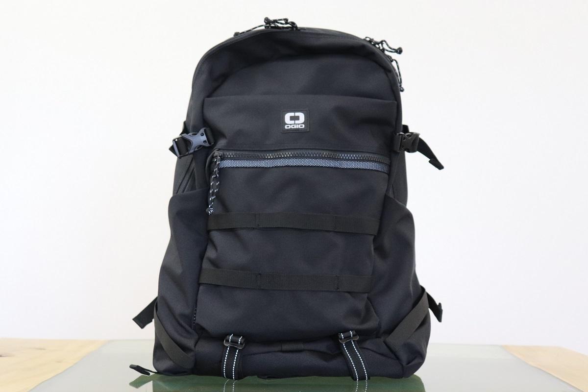 バックパックはOGIO。機能性とデザインはもちろん、被らないのがいい