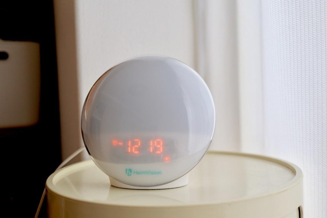 HeimVision デジタル目覚まし時計 20段階の光を発する目覚ましが、日曜の朝の感じで起こしてくれるよ