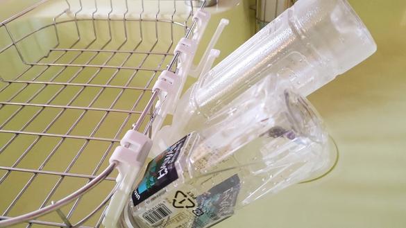 ダイソーの ボトル用水切り が キッチンでごちゃつくペットボトルや紙パックをスマートに乾燥させてくれたよ Roomie ルーミー ダイソーの ボトル用水切り が キッチンでごちゃつくペットボトルや紙パックをスマートに乾燥させてくれたよ Roomie ルーミー