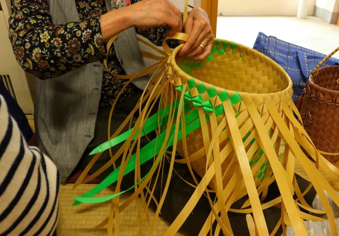 かご 作り方 PPバンドで作る作業、収穫用の プラカゴ（はけご
