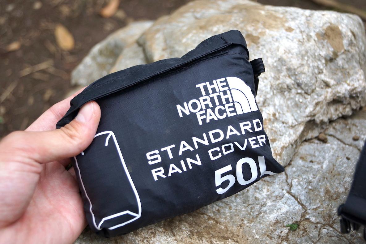 THE NORTH FACEのレインカバーで登山の雨対策はバッチリ！ 装着も収納